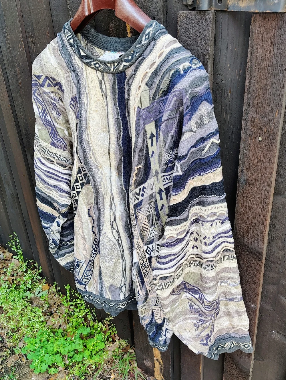 Men's COOGI Arrows Sweater, size XL - Picture 4 of 10